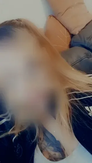 Alexandra, 28