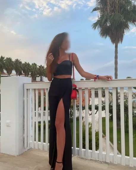 Manuela, 39
